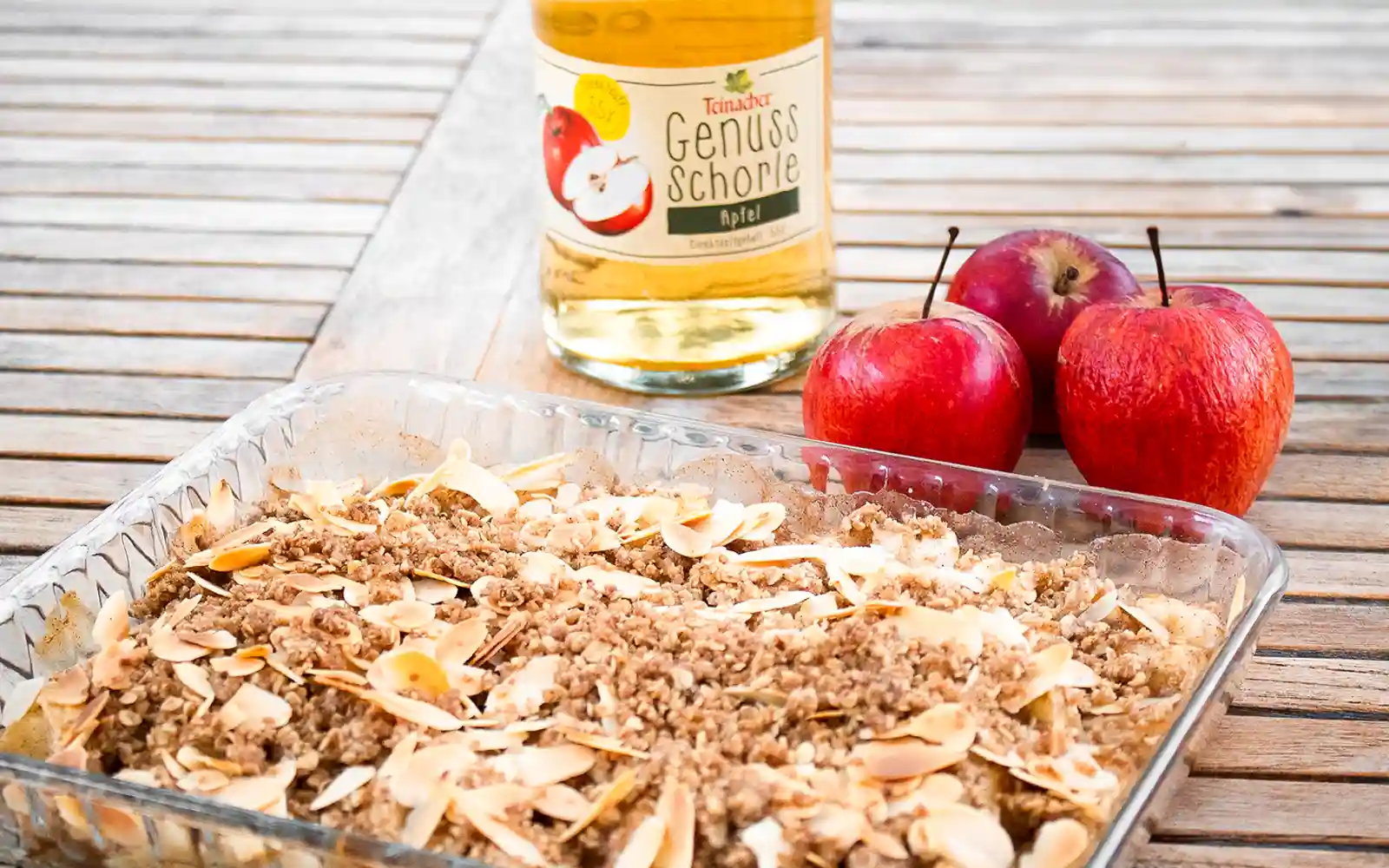 Apfel Crumble mit 075 liter Genuss-Schorle mit Äpfel