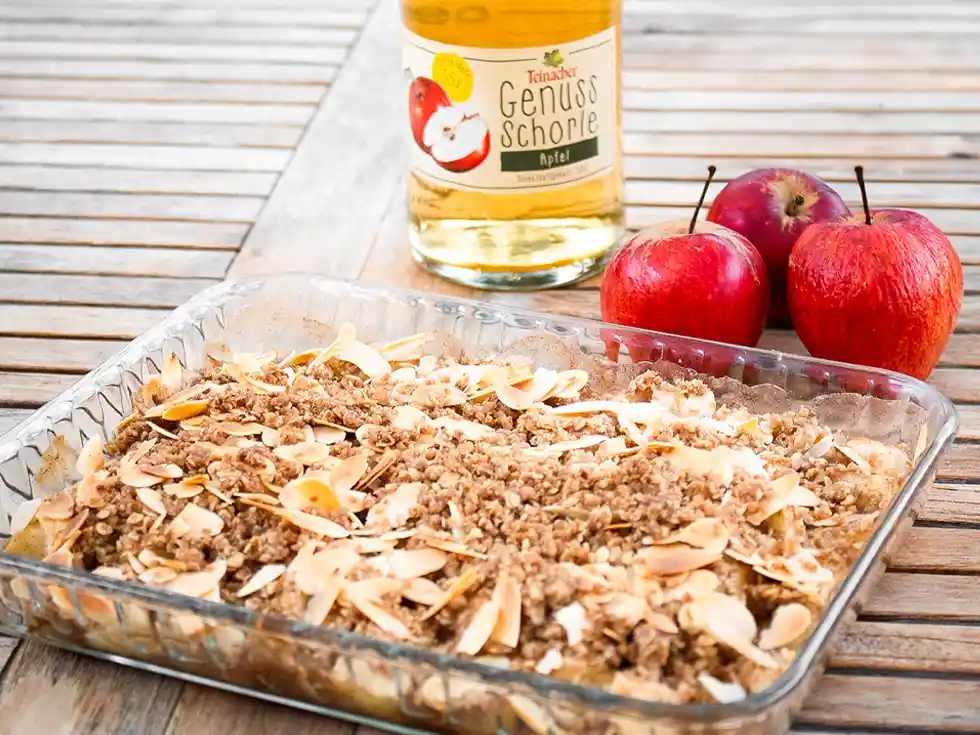 Apfel Crumble mit 075 liter Genuss-Schorle mit Äpfel